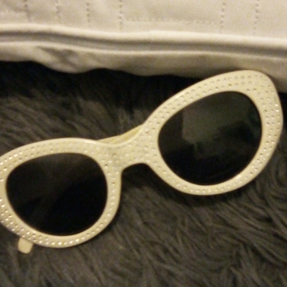 Ladies Peek a boo🌞 Sun Glasses - Picture 2 of 6